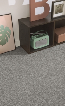 Preview: Lano Living Colours 3 Patina Teppichboden Preview: Lano Living Colours 3 Patina Zinngrau 850 Teppichboden Raumbild